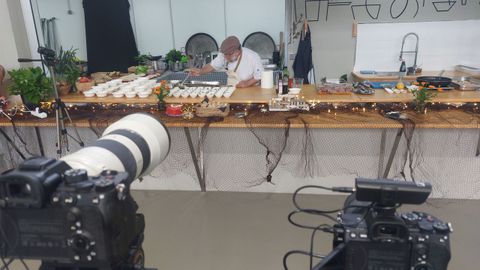 O chef Xoanqui Ameixeiras, coas mans na masa na praza de abastos de Vilagarc�a