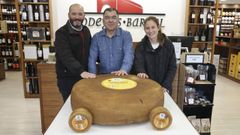 Raimundo Meizoso, responsable comercial de Queser�as del Eume, flanqueado por Manuel y Laura Dom�nguez, responsables de Bodegas Barral, con el queso rueda
