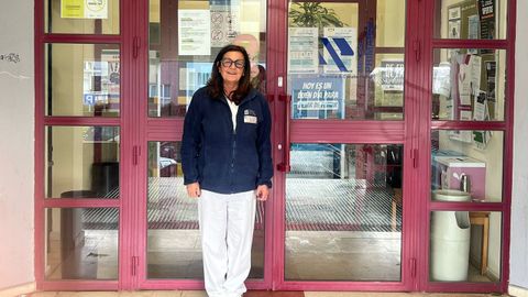 La doctora Susana Santos, en la puerta del centro de salud de Carral, que dirige y en el que pasa consulta desde hace tres a�os. 