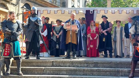 El alcalde, Jos� Tom�, pronunciado la salutaci�n en la plaza de Espa�a 