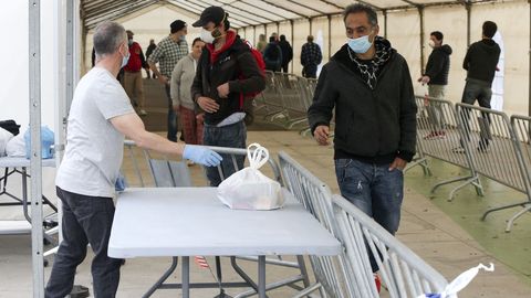 Colas en el reparto de comida en la Plaza de Espa�a de Ferrol