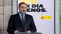 El ministro de Fomento, Jos� Luis �balos, durante la rueda de prensa del domingo