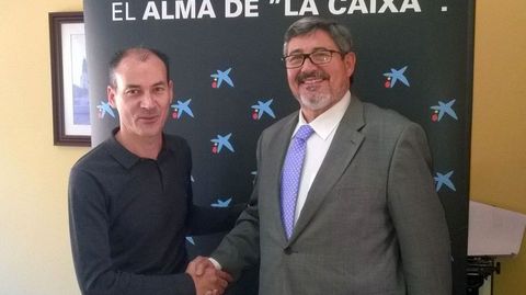 El alcalde de Vilar de Santos, Xan Jardn, y el director de la oficina de CaixaBank, Manuel Garca, firmaron el convenio de colaboracin