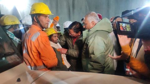 Rescatan a los 41 trabajadores atrapados en un t�nel en la India