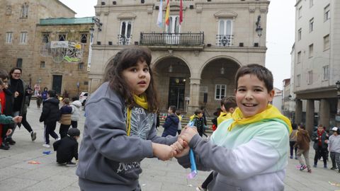 Los escolares se lo pasaron en grande luchando por los muecos