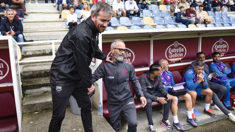 Rub�n Dom�nguez y �lvaro Cervera se saludan en el banquillo en el partido que jugaron en Pasar�n el pasado 14 de septiembre