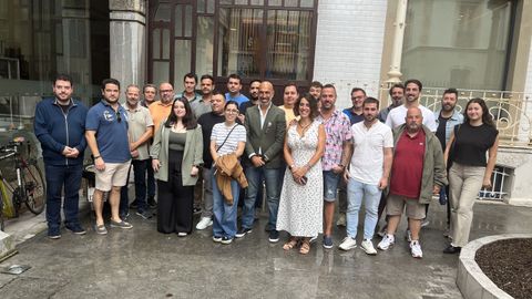 El presidente de Divertia, �liver Su�rez, junto a hosteleros que participaron en el sorteo de casetas de Paseo Gastro.
