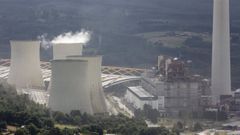 Las cuatro torres de refrigeraci�n de la central t�rmica de As Pontes, poco antes de su cierre.
