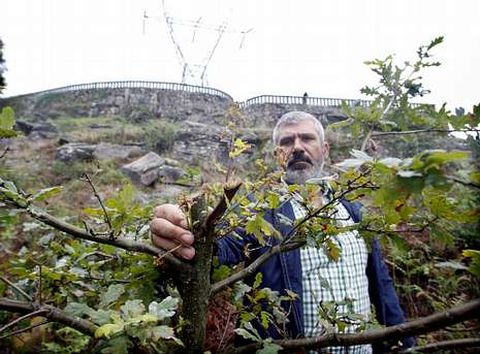 El presidente de los comuneros de Teis, Eduardo Garc�a, en una de las fincas de la entidad.
