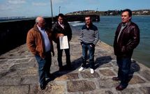 El patr�n mayor, Guillermo Neira, a la izquierda, posa en el puerto junto a otros pescadores.