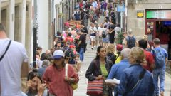 La Ra da Raa, en el casco viejo de Santiago, llena de turistas este sbado