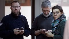 El cabeza de lista de la CUP. Carles Riera, junto a Vidal Aragon�s y Natalia S�nchez.