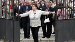 La presidenta de �rguete, Carmen Avenda�o, abre la verja del Pazo Bai�n, s�mbolo del narcotr�fico.