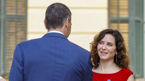Momento en el que se saludan el presidente del Gobierno y la presidenta madrileña