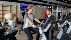 Rub�n Rivas, entrenador personal, junto a una usuaria del centro CSC.