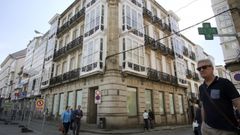 El edificio est� situado en la plaza de Armas, en la confluencia de las calles Real y Tierra