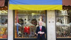 Domenico Pozzan, ante su tienda de corbatas y textiles, en la ciudad de Vicenza