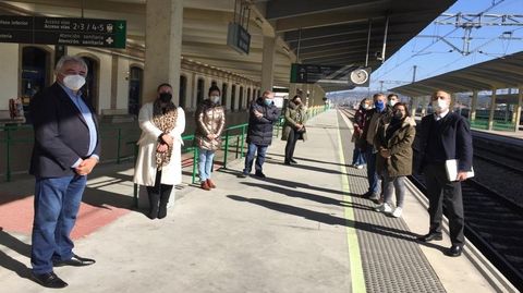 Diputados y senadores del PP, en la rueda de prensa en la estación de Monforte