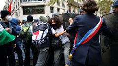 Una joven trata de zafarse de la polic�a en una protesta ante la facultad de Ciencias Par�s.