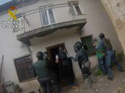 Instante del arresto de uno de los sospechosos. 