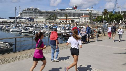 En la imagen, del pasado mes de mayo, uno de los cruceros de gran porte que atracaron este ao en Ferrol.