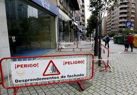 La plaza de la Independencia esquina con Camelias es un ejemplo de la ca�da de cascotes de los edificios de la ciudad. 