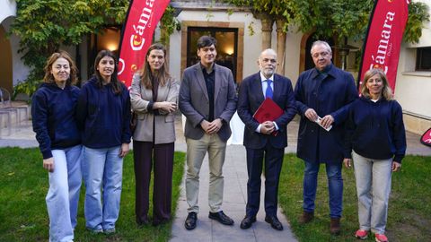 El consejero de Ciencia, Industria y Empleo, Borja S�nchez (c), acompa�ado del vicepresidente de la C�mara de Comercio de Oviedo, Jos� Manuel Ferreira (3d), en la Feria de Empleo Encuentros 45+, organizada por la C�mara de Comercio de Oviedo