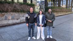 Manuel Fari�a, concejal del BNG en Caldas de Reis, con los nuevos responsable y vicerresponsable local, Jeni Iglesias y Santiago D�az