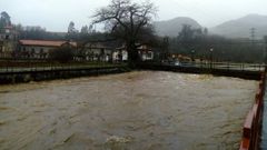 El Nonaya a punto de desbordarse en Cornellana