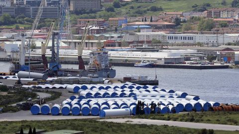 Torres metlicas para parques elicos construidas en Asturias y almacenadas para su transporte en el puerto de Avils