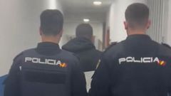 Momento del traslado de Kanjaa a dependencias policiales. 