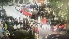 J�venes en la calle Cabeza de Manzaneda de la capital ourensana, invadiendo la v�a p�blica