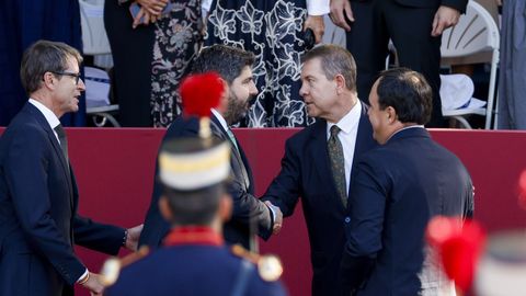 El presidente de Castilla La Mancha Emiliano Garc�a Page, el presidente de la Comunidad Valenciana Juanfran P�rez Llorca, el presidente de la Comunidad de Murcia Fernando L�pez Miras, y el presidente de La Rioja Gonzalo Capell�n, durante el tradicional desfile militar