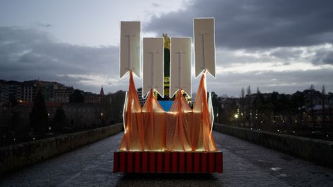 Una colorida carroza en Ourense.