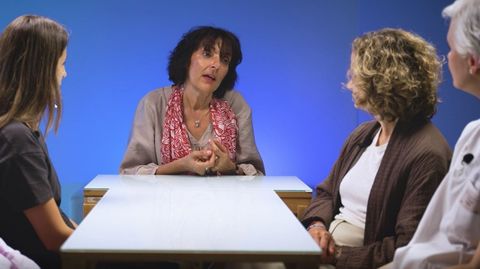 La paciente Rexina Vega (en el centro), delegada en Galicia de la Asociaci�n de C�ncer de Mama Metast�sico,� �conversando con profesionales sanitarios del Chuac