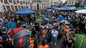Numerosas personas pasaron su segunda noche acampados en tiendas de campa�a en la c�ntrica Puerta del Sol de Madrid para exigir la aprobaci�n de un decreto sobre vivienda