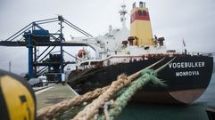 Vista de un carbonero de gran porte atracado en Caneli�as