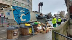 Trabajadores de la concesionaria de recogida de residuos de A Corua vacan el contenedor de papel y cartn