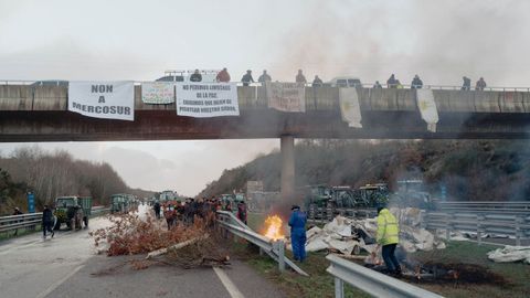 Los manifestantes planean mantener el corte de la autov�a por tiempo indefinido