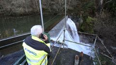Profesionales de una empresa especializada se desplazaron a la presa, en la imagen, para realizar mediciones en la tarde de este lunes.