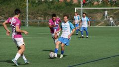 Abi, con el bal�n, estuvo cerca de marcar con un gran disparo.