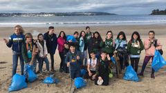 Limpieza en la playa Grande de Mi�o