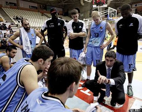 Lisardo G�mez, dando instrucciones a sus jugadores en el �ltimo partido ante el Burgos.