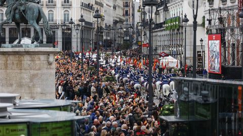 Comitiva real escoltada por la Guardia Real Motorizada