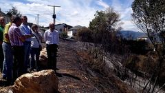 La conselleira de Medio Rural, Rosa Quintana, y el conselleiro de Presidencia, Alfonso Rueda, en la zona afectada por el incendio