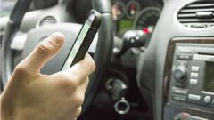 tel�fono m�vil, conductor, volante.El uso del m�vil mientras se conduce es una de las causas principales de accidentes graves