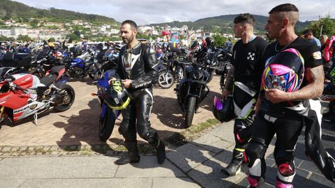 Moteros, durante la concentraci�n de Os Fojeteiros, en el paseo mar�timo de Xuvia