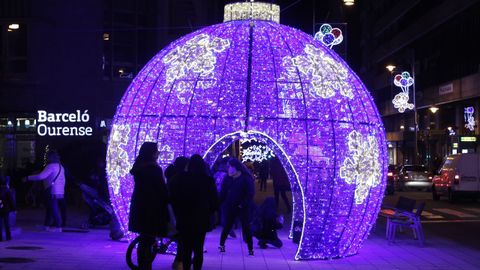 LUCES DE NAVIDAD EN OURENSE.La ciudad encendi el alumbrado navideo en la vspera del puente de la Constitucin