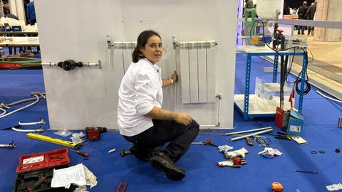 Iria Fontns Pego, alumna del CIFP Ferrolterra, mostrando sus habilidades en una de las pruebas de la especialidad de fontanera y calefaccin