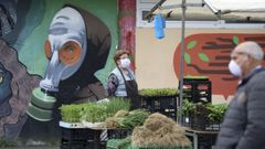 Varias mujeres acudieron ayer a Ordes para ofrecer plant�n para las huertas